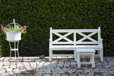Miniature Des espaces cosy & intimistes Deux verres de cocktail bleu posés sur le bord d'une piscine, avec une serviette blanche enroulée à côté.
