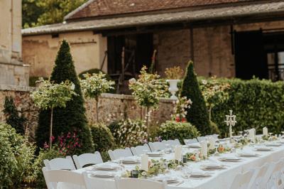 Miniature Diner exterieur Deux verres de cocktail bleu posés sur le bord d'une piscine, avec une serviette blanche enroulée à côté.