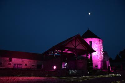 Miniature Eclairage du pigeonnier Deux verres de cocktail bleu posés sur le bord d'une piscine, avec une serviette blanche enroulée à côté.