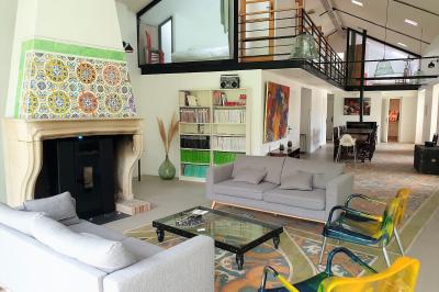 Miniature Grand loft famillial Deux verres de cocktail bleu posés sur le bord d'une piscine, avec une serviette blanche enroulée à côté.