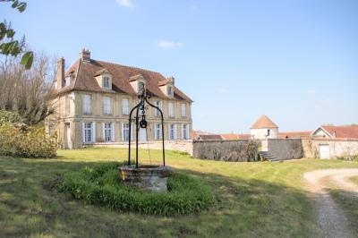 Miniature Parc bucolique et romantique Deux verres de cocktail bleu posés sur le bord d'une piscine, avec une serviette blanche enroulée à côté.