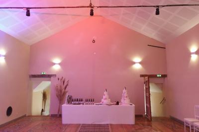 Miniature Salle fontaine - 80m² Deux verres de cocktail bleu posés sur le bord d'une piscine, avec une serviette blanche enroulée à côté.