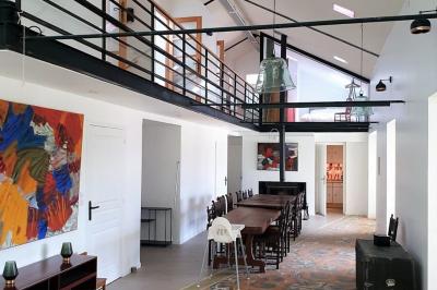 Miniature Séjour géant pour se retrouver en famille Deux verres de cocktail bleu posés sur le bord d'une piscine, avec une serviette blanche enroulée à côté.