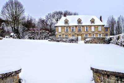 Miniature Toute saison, chauffage et braséros sur place Deux verres de cocktail bleu posés sur le bord d'une piscine, avec une serviette blanche enroulée à côté.