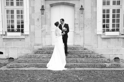Miniature Un perron magnifique pour vos photos de couple Deux verres de cocktail bleu posés sur le bord d'une piscine, avec une serviette blanche enroulée à côté.