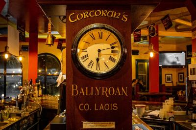 Miniature Location salle Paris 18 (Paris) - Corcoran's Sacré Coeur #3 Façade d'un pub irlandais avec enseignes vertes, drapeau irlandais et arbres aux feuilles d'automne.