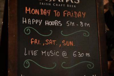 Miniature Location salle Paris 18 (Paris) - Corcoran's Sacré Coeur #6 Façade d'un pub irlandais avec enseignes vertes, drapeau irlandais et arbres aux feuilles d'automne.