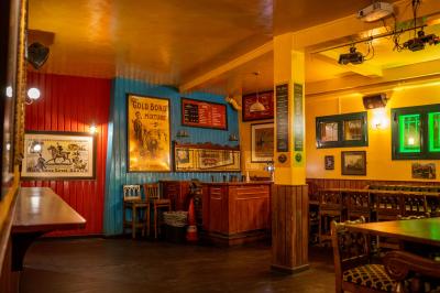 Miniature Location salle Paris 18 (Paris) - Corcoran's Sacré Coeur #9 Façade d'un pub irlandais avec enseignes vertes, drapeau irlandais et arbres aux feuilles d'automne.