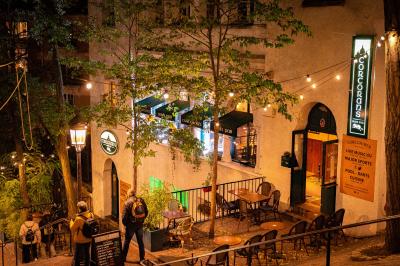 Miniature Location salle Paris 18 (Paris) - Corcoran's Sacré Coeur #12 Façade d'un pub irlandais avec enseignes vertes, drapeau irlandais et arbres aux feuilles d'automne.