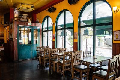 Miniature Location salle Paris 18 (Paris) - Corcoran's Sacré Coeur #14 Façade d'un pub irlandais avec enseignes vertes, drapeau irlandais et arbres aux feuilles d'automne.