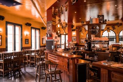 Miniature Location salle Paris 18 (Paris) - Corcoran's Sacré Coeur #15 Façade d'un pub irlandais avec enseignes vertes, drapeau irlandais et arbres aux feuilles d'automne.