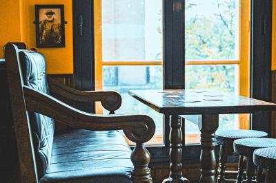 Miniature Location salle Paris 18 (Paris) - Corcoran's Sacré Coeur #16 Façade d'un pub irlandais avec enseignes vertes, drapeau irlandais et arbres aux feuilles d'automne.