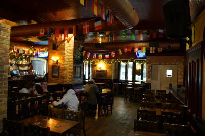 Miniature Location salle Paris 1 (Paris) - Mc Brides #5 Intérieur d'un pub avec des tables en bois, des tabourets, un tableau noir et une ambiance tamisée.