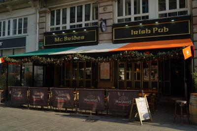 Miniature Location salle Paris 1 (Paris) - Mc Brides #15 Intérieur d'un pub avec des tables en bois, des tabourets, un tableau noir et une ambiance tamisée.