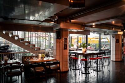 Miniature Location salle Boulogne-Billancourt (Hauts-de-Seine) - Seguin Sound #9 Tableau noir devant un établissement annonçant restauration, happy hour, musique live et club.