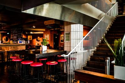 Miniature Location salle Boulogne-Billancourt (Hauts-de-Seine) - Seguin Sound #6 Tableau noir devant un établissement annonçant restauration, happy hour, musique live et club.