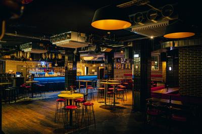 Miniature Location salle Boulogne-Billancourt (Hauts-de-Seine) - Seguin Sound #1 Tableau noir devant un établissement annonçant restauration, happy hour, musique live et club.