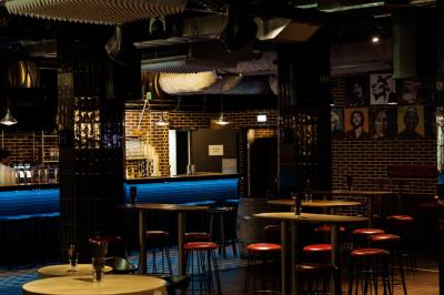 Miniature Location salle Boulogne-Billancourt (Hauts-de-Seine) - Seguin Sound #8 Tableau noir devant un établissement annonçant restauration, happy hour, musique live et club.