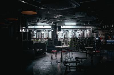 Miniature Location salle Boulogne-Billancourt (Hauts-de-Seine) - Seguin Sound #10 Tableau noir devant un établissement annonçant restauration, happy hour, musique live et club.