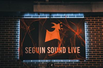 Miniature Location salle Boulogne-Billancourt (Hauts-de-Seine) - Seguin Sound #11 Tableau noir devant un établissement annonçant restauration, happy hour, musique live et club.