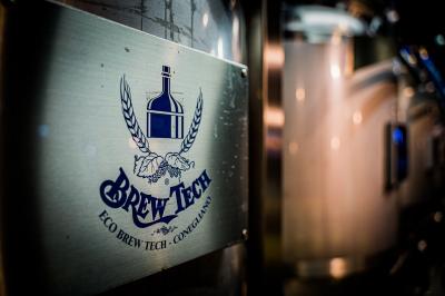 Miniature Location salle Boulogne-Billancourt (Hauts-de-Seine) - Seguin Sound #12 Tableau noir devant un établissement annonçant restauration, happy hour, musique live et club.