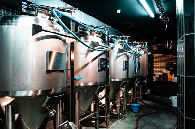 Miniature Location salle Boulogne-Billancourt (Hauts-de-Seine) - Seguin Sound #13 Tableau noir devant un établissement annonçant restauration, happy hour, musique live et club.