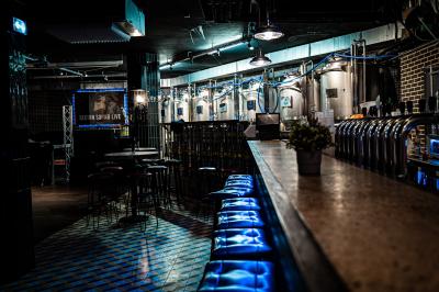 Miniature Location salle Boulogne-Billancourt (Hauts-de-Seine) - Seguin Sound #14 Tableau noir devant un établissement annonçant restauration, happy hour, musique live et club.