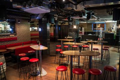 Miniature Location salle Boulogne-Billancourt (Hauts-de-Seine) - Seguin Sound #2 Tableau noir devant un établissement annonçant restauration, happy hour, musique live et club.