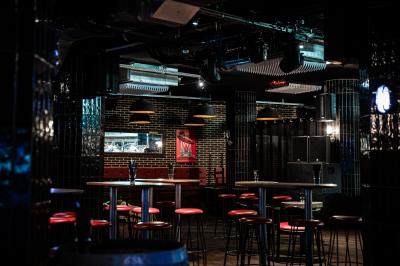 Miniature Location salle Boulogne-Billancourt (Hauts-de-Seine) - Seguin Sound #15 Tableau noir devant un établissement annonçant restauration, happy hour, musique live et club.