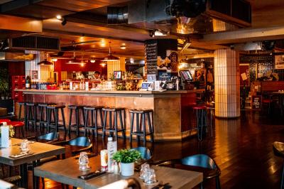 Miniature Location salle Boulogne-Billancourt (Hauts-de-Seine) - Seguin Sound #3 Tableau noir devant un établissement annonçant restauration, happy hour, musique live et club.