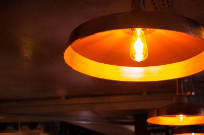 Miniature Location salle Boulogne-Billancourt (Hauts-de-Seine) - Seguin Sound #17 Tableau noir devant un établissement annonçant restauration, happy hour, musique live et club.