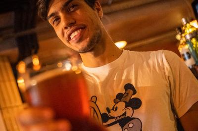 Miniature Location salle Boulogne-Billancourt (Hauts-de-Seine) - Seguin Sound #20 Tableau noir devant un établissement annonçant restauration, happy hour, musique live et club.