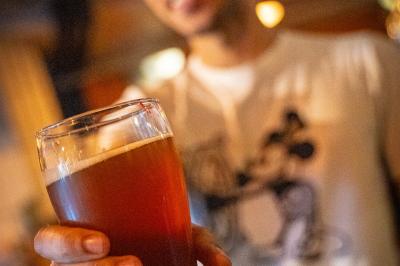 Miniature Location salle Boulogne-Billancourt (Hauts-de-Seine) - Seguin Sound #21 Tableau noir devant un établissement annonçant restauration, happy hour, musique live et club.