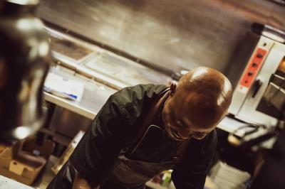 Miniature Location salle Boulogne-Billancourt (Hauts-de-Seine) - Seguin Sound #22 Tableau noir devant un établissement annonçant restauration, happy hour, musique live et club.