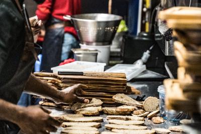 Miniature Location salle Boulogne-Billancourt (Hauts-de-Seine) - Seguin Sound #23 Tableau noir devant un établissement annonçant restauration, happy hour, musique live et club.