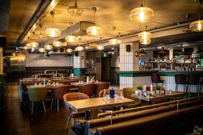 Miniature Location salle Boulogne-Billancourt (Hauts-de-Seine) - Seguin Sound #24 Tableau noir devant un établissement annonçant restauration, happy hour, musique live et club.