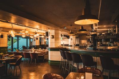 Miniature Location salle Boulogne-Billancourt (Hauts-de-Seine) - Seguin Sound #26 Tableau noir devant un établissement annonçant restauration, happy hour, musique live et club.