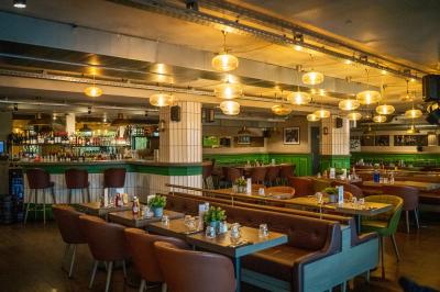 Miniature Location salle Boulogne-Billancourt (Hauts-de-Seine) - Seguin Sound #28 Tableau noir devant un établissement annonçant restauration, happy hour, musique live et club.