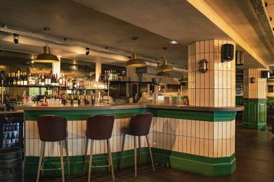 Miniature Location salle Boulogne-Billancourt (Hauts-de-Seine) - Seguin Sound #29 Tableau noir devant un établissement annonçant restauration, happy hour, musique live et club.