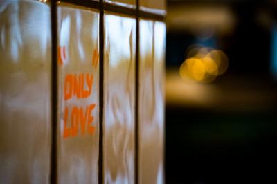 Miniature Location salle Boulogne-Billancourt (Hauts-de-Seine) - Seguin Sound #30 Tableau noir devant un établissement annonçant restauration, happy hour, musique live et club.