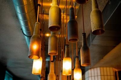 Miniature Location salle Boulogne-Billancourt (Hauts-de-Seine) - Seguin Sound #31 Tableau noir devant un établissement annonçant restauration, happy hour, musique live et club.