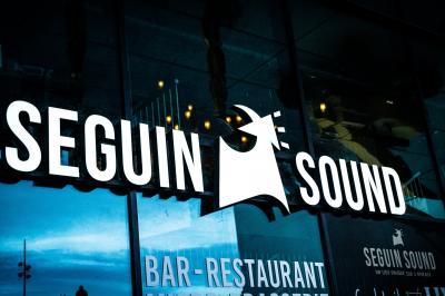 Miniature Location salle Boulogne-Billancourt (Hauts-de-Seine) - Seguin Sound #32 Tableau noir devant un établissement annonçant restauration, happy hour, musique live et club.