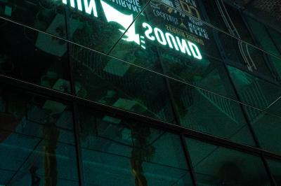 Miniature Location salle Boulogne-Billancourt (Hauts-de-Seine) - Seguin Sound #33 Tableau noir devant un établissement annonçant restauration, happy hour, musique live et club.