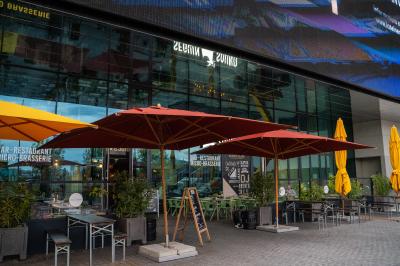 Miniature Location salle Boulogne-Billancourt (Hauts-de-Seine) - Seguin Sound #34 Tableau noir devant un établissement annonçant restauration, happy hour, musique live et club.