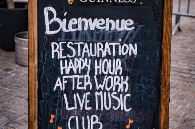 Miniature Location salle Boulogne-Billancourt (Hauts-de-Seine) - Seguin Sound #36 Tableau noir devant un établissement annonçant restauration, happy hour, musique live et club.