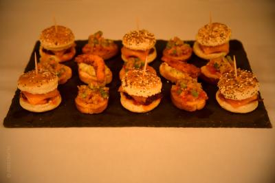 Miniature Traiteur Morestel (Isère) - Kreyol Kitchen Traiteur #3 Plateau de bouchées apéritives variées comprenant samoussas, brochettes de légumes et crevettes sur toasts.