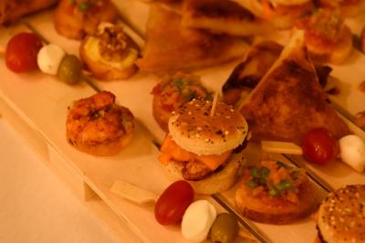 Miniature Traiteur Morestel (Isère) - Kreyol Kitchen Traiteur #4 Plateau de bouchées apéritives variées comprenant samoussas, brochettes de légumes et crevettes sur toasts.
