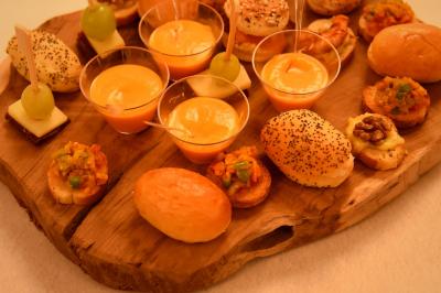 Miniature Traiteur Morestel (Isère) - Kreyol Kitchen Traiteur #13 Plateau de bouchées apéritives variées comprenant samoussas, brochettes de légumes et crevettes sur toasts.