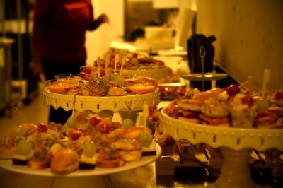 Miniature Traiteur Morestel (Isère) - Kreyol Kitchen Traiteur #15 Plateau de bouchées apéritives variées comprenant samoussas, brochettes de légumes et crevettes sur toasts.