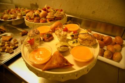 Miniature Traiteur Morestel (Isère) - Kreyol Kitchen Traiteur #16 Plateau de bouchées apéritives variées comprenant samoussas, brochettes de légumes et crevettes sur toasts.